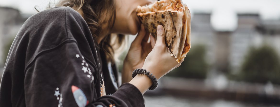 photo d'un femme mangeant une pizza